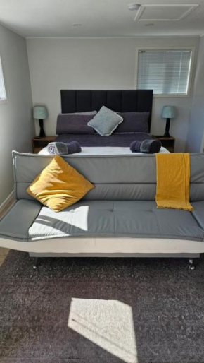 Self contained studio apartment close to Mission Estate